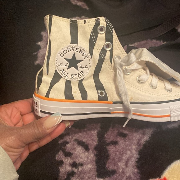 White and Black Women’s Converse - Picture 5 of 6